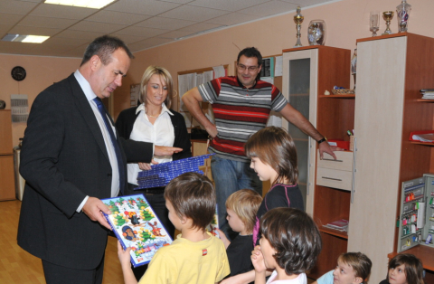 Hejtman LK předal dětem v dětském domově v Deštné adventní dárky